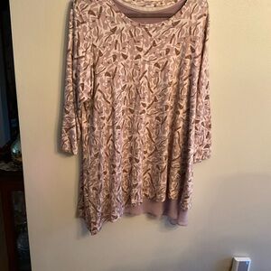 3/4 sleeve top w/lavender tank attached.
Chiffon at bottom of tank hangs below